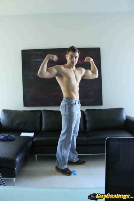 Le culturiste Scotty joue avec sa bite