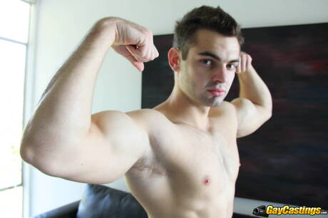 Le culturiste Scotty joue avec sa bite