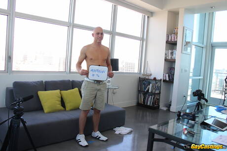 Il muscoloso Mathew succhia e scopa il ragazzo