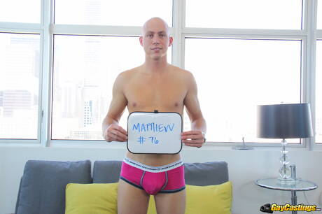 Il muscoloso Mathew succhia e scopa il ragazzo