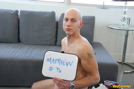 Il muscoloso Mathew succhia e scopa il ragazzo