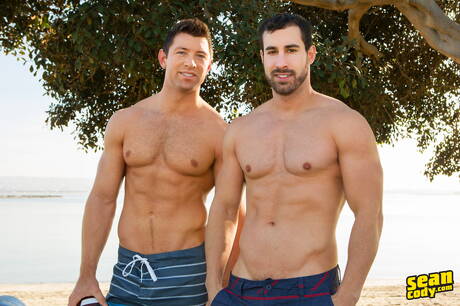 Der Muskelprotz Shaw und der muskulöse Randy lieben sich draußen