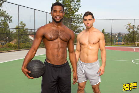 El cachas Cassian y el guapo Landon tienen sexo anal interracial caliente al aire libre