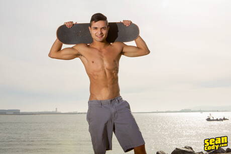 Muscular Mateo wanking after beach walking