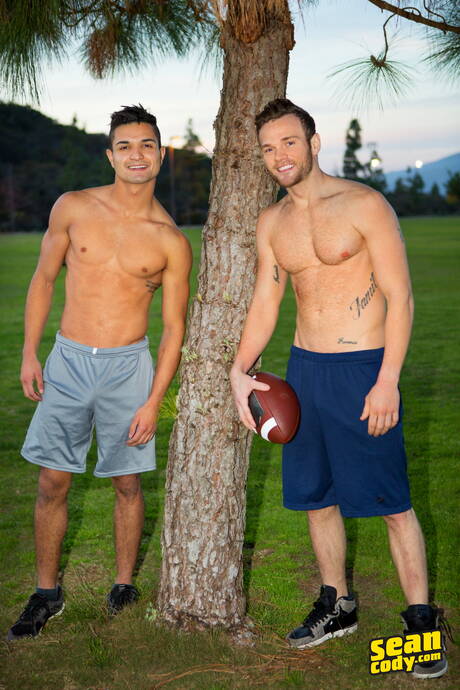 Der harte Kerl Mateo und der Hengst Sean haben draußen heißen Analsex