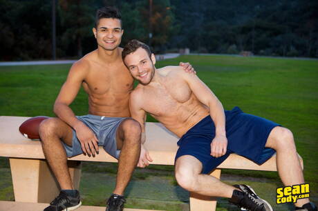 Der harte Kerl Mateo und der Hengst Sean haben draußen heißen Analsex