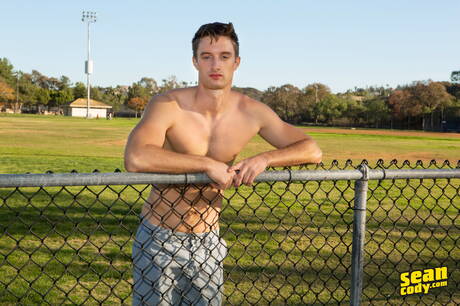 Der junge Amerikaner Corey Jakobs posiert nackt und zeigt draußen seinen knackigen Hintern