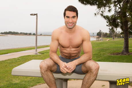 Le taureau Rafael se met nu et montre de belles fesses en extérieur