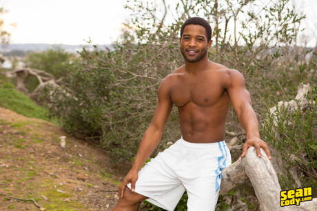 Ogier Jayden i przystojniak Landon ruchają się po międzyrasowym fellatio na świeżym powietrzu