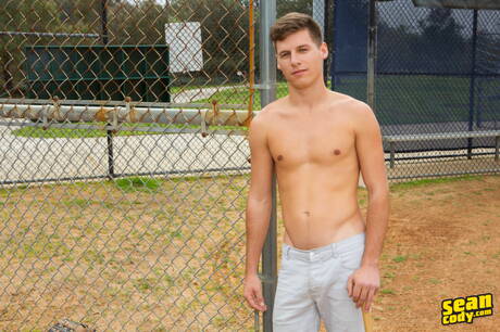 Il muscoloso Emmett si spoglia e mostra il suo culo stretto all