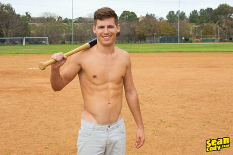 Il muscoloso Emmett si spoglia e mostra il suo culo stretto all