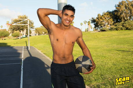 Der gut gebaute Sean und der gut gebaute Mario ficken nach einem Blowjob draußen in den Arsch