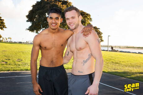 Der gut gebaute Sean und der gut gebaute Mario ficken nach einem Blowjob draußen in den Arsch