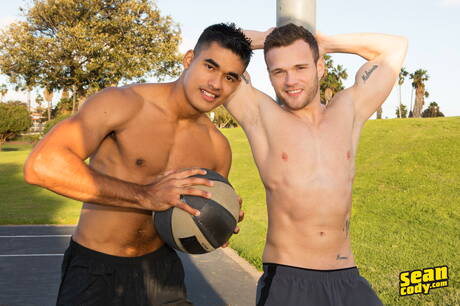Der gut gebaute Sean und der gut gebaute Mario ficken nach einem Blowjob draußen in den Arsch