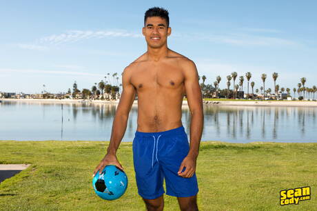 Strongman Mario shows a perfect body outdoor