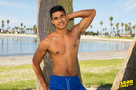 Strongman Mario zeigt im Freien einen perfekten Körper