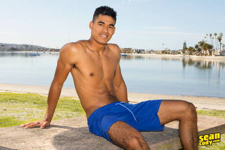 Strongman Mario zeigt im Freien einen perfekten Körper