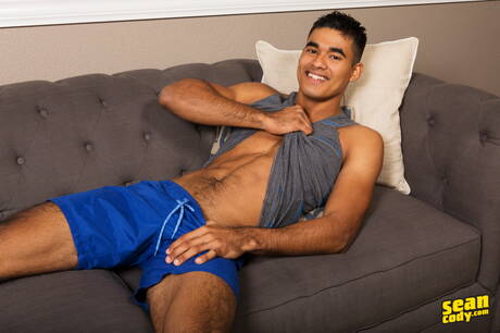 Strongman Mario zeigt im Freien einen perfekten Körper