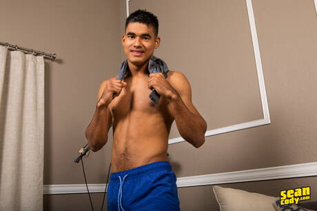 Strongman Mario zeigt im Freien einen perfekten Körper