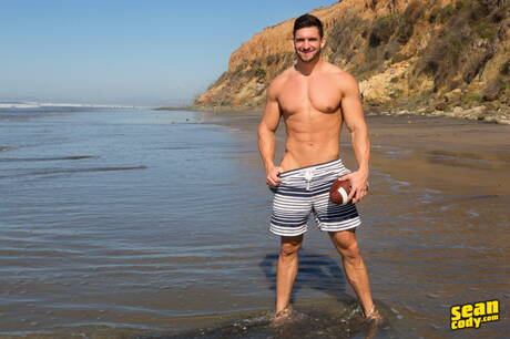 Beefcake Joey und Superhengst Shaw beim harten Analsex nach einem Spaziergang am Meer