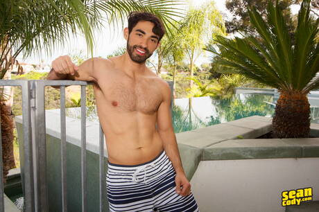 Il forzuto Gideon e il super stallone Landon scopano dopo una succhiata di cazzo interrazziale in piscina