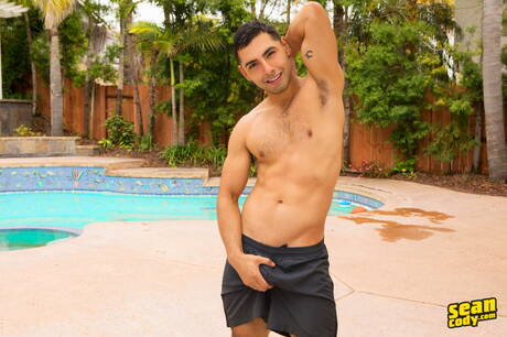 El fornido Jack y el musculoso Cassian follan después de chuparse la polla en la piscina