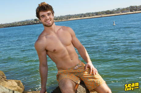 Der harte Kerl Lawrence zeigt draußen einen perfekten Körper