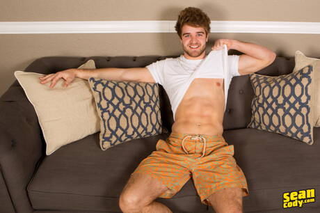 Der harte Kerl Lawrence zeigt draußen einen perfekten Körper