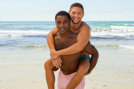 Beefy Lane et le costaud Landon dans une baise interraciale après la plage