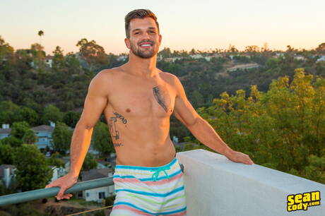 El galán americano Brysen posando desnudo y mostrando su culo apretado al aire libre