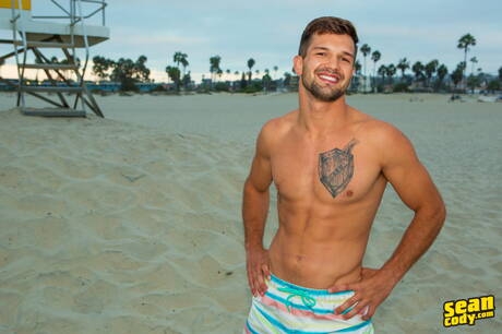 El galán americano Brysen posando desnudo y mostrando su culo apretado al aire libre