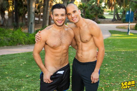 Le super étalon Frankie Valentine et le beau mec Manny ont une relation sexuelle torride en extérieur