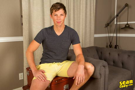 Il ragazzo muscoloso Josiah si spoglia e mostra il suo sedere all