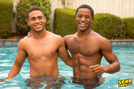 Il super stallone Landon e la lontra spagnola Philip Zyos si spogliano e mostrano il loro culo stretto in piscina