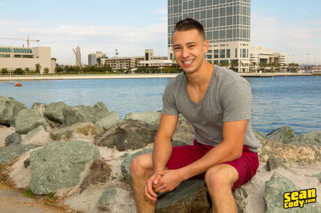 ハンク・ルイは裸になり、お風呂で熱いお尻を見せる