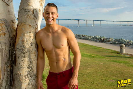 帥哥路易斯在浴缸中赤身裸體，露出性感的屁股