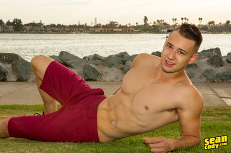 帥哥路易斯在浴缸中赤身裸體，露出性感的屁股