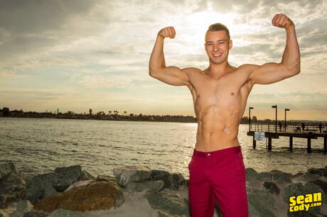 帥哥路易斯在浴缸中赤身裸體，露出性感的屁股