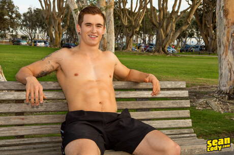 El semental Garrett se desnuda y muestra su trasero apretado al aire libre