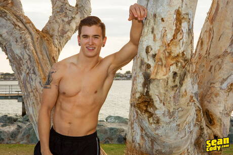 El semental Garrett se desnuda y muestra su trasero apretado al aire libre