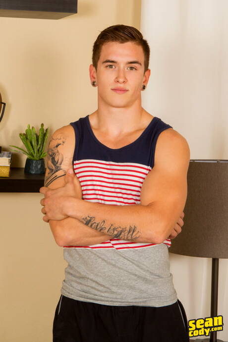 El semental Garrett se desnuda y muestra su trasero apretado al aire libre