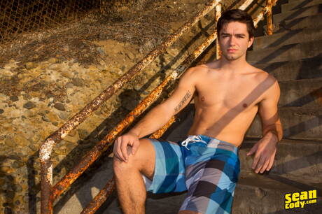 Amerykański przystojniak Nicky pozuje nago i pokazuje gorący tyłek po spacerze po plaży