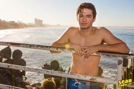 Amerykański przystojniak Nicky pozuje nago i pokazuje gorący tyłek po spacerze po plaży