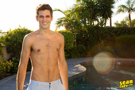 El galán Jess y el americano Manny follan después de una mamada en la piscina