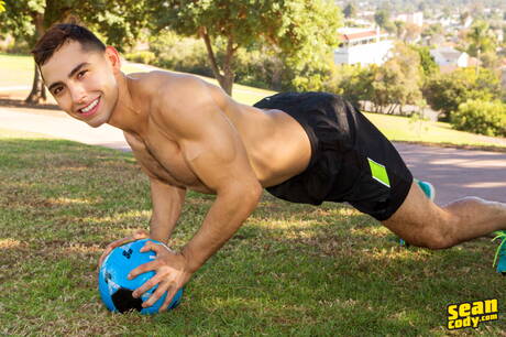 El chico husky Cassian muestra un cuerpo perfecto al aire libre