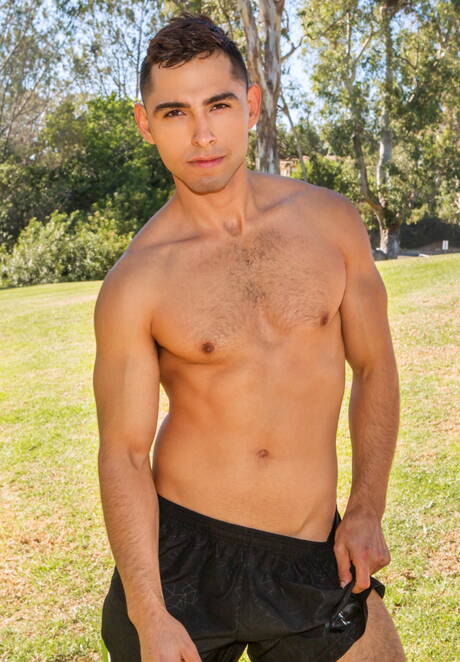 El chico husky Cassian muestra un cuerpo perfecto al aire libre