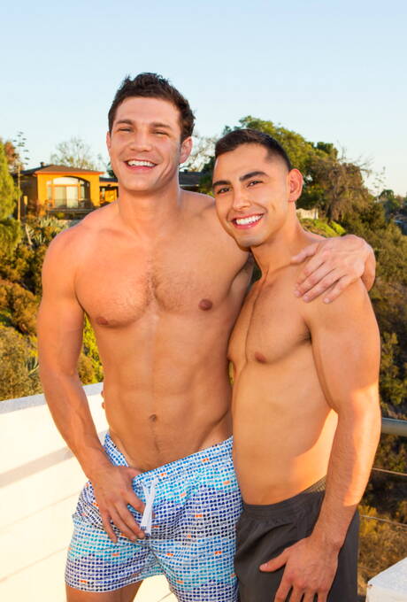 El musculoso estadounidense Brandon Cody y el musculoso Cassian se follan mutuamente al aire libre