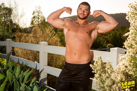 Arnie costaud pose nu et montre son joli cul en extérieur