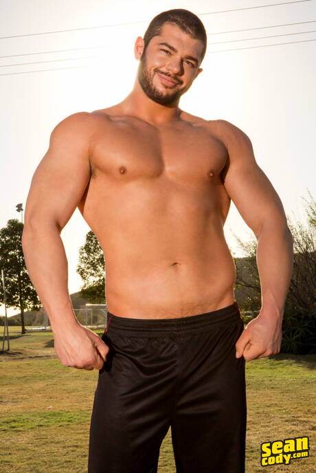 Arnie costaud pose nu et montre son joli cul en extérieur