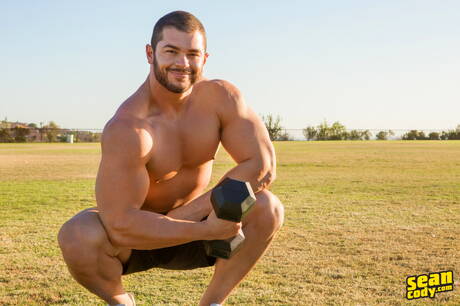 Arnie costaud pose nu et montre son joli cul en extérieur